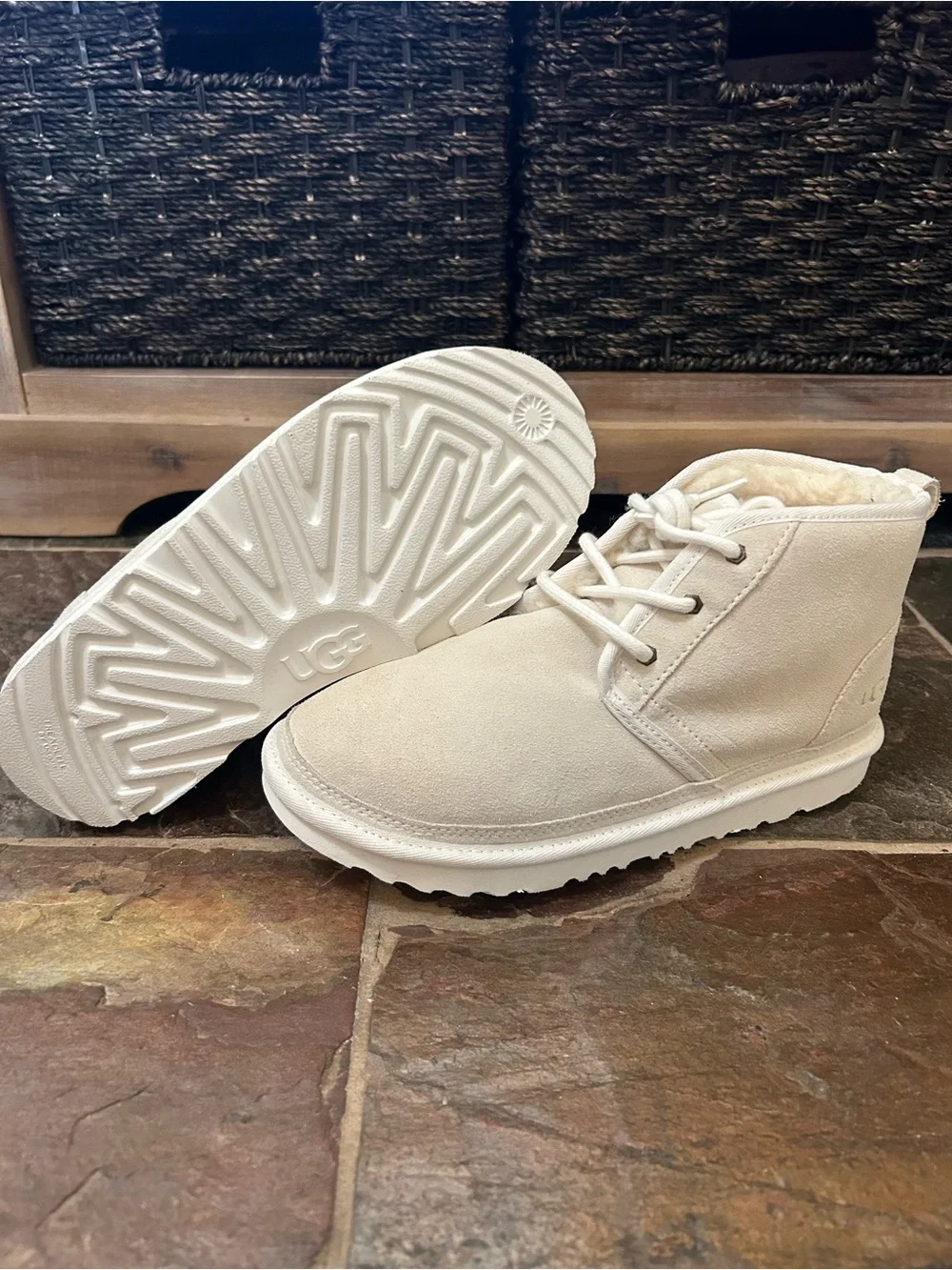 Ugg Unisex Cream Colored Chukka Suede Cozy Interior Boots, Men’s 5 Women’s 7.